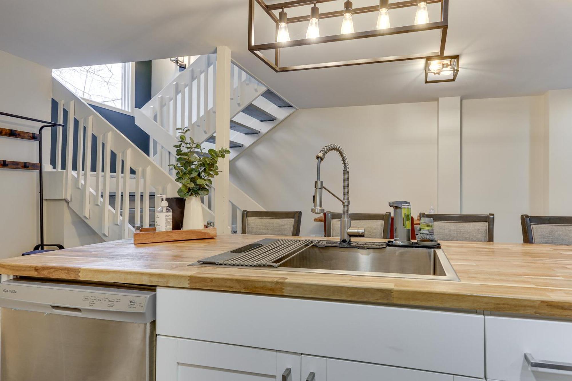 Townhouse Less Than 1 Mi To Area!