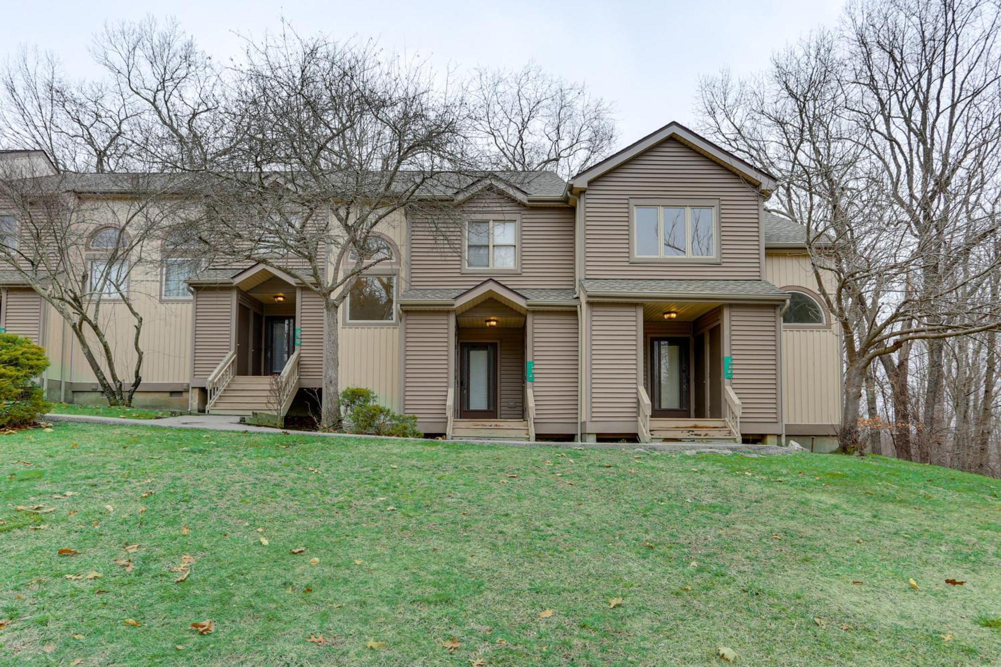Townhouse Less Than 1 Mi To Area! *